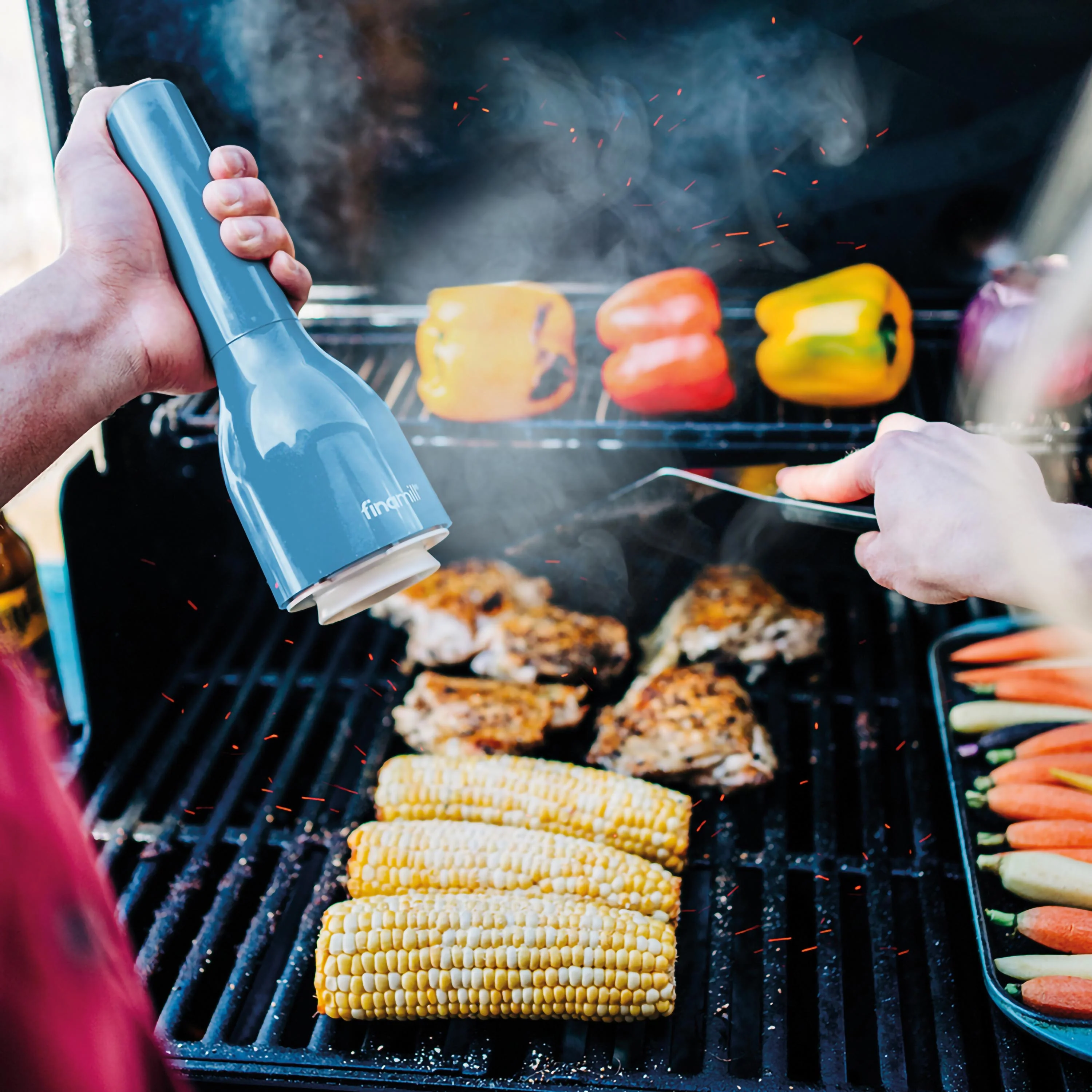 Moulin à épices électrique Finamill bleu marine à batterie avec 2 bacs