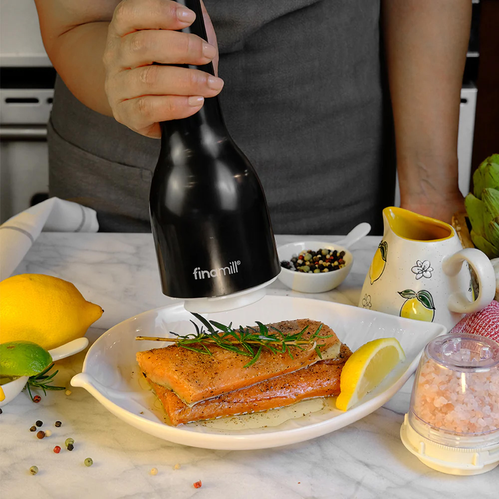 Moulin à épices électrique Finamill Midnight Black à piles avec 2 bacs